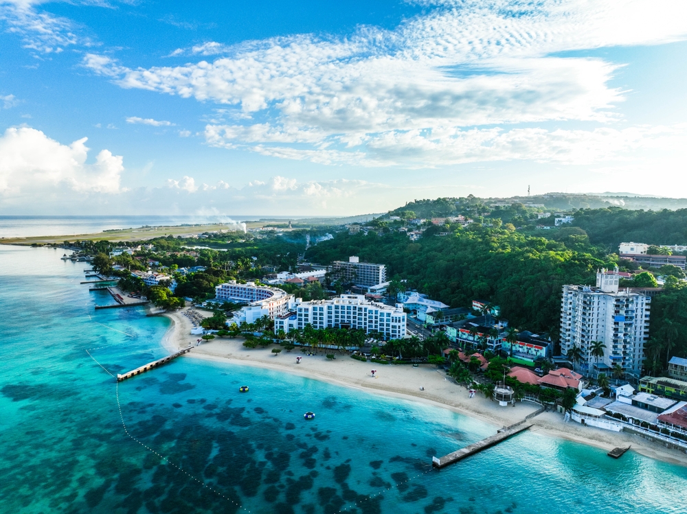 Jamaica: Mountains, Waterfalls, and Tropical GreenJamaica: Mountains, Waterfalls, and Tropical Green