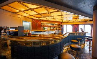 Bars & Lounges