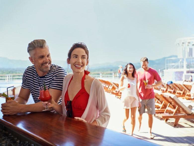 Cunard - Couple at a bar