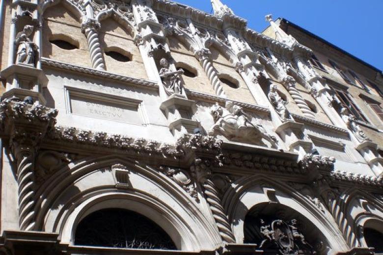 Loggia dei Mercanti