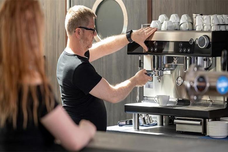 Hurtigruten Expeditions - Explorer Lounge Bar